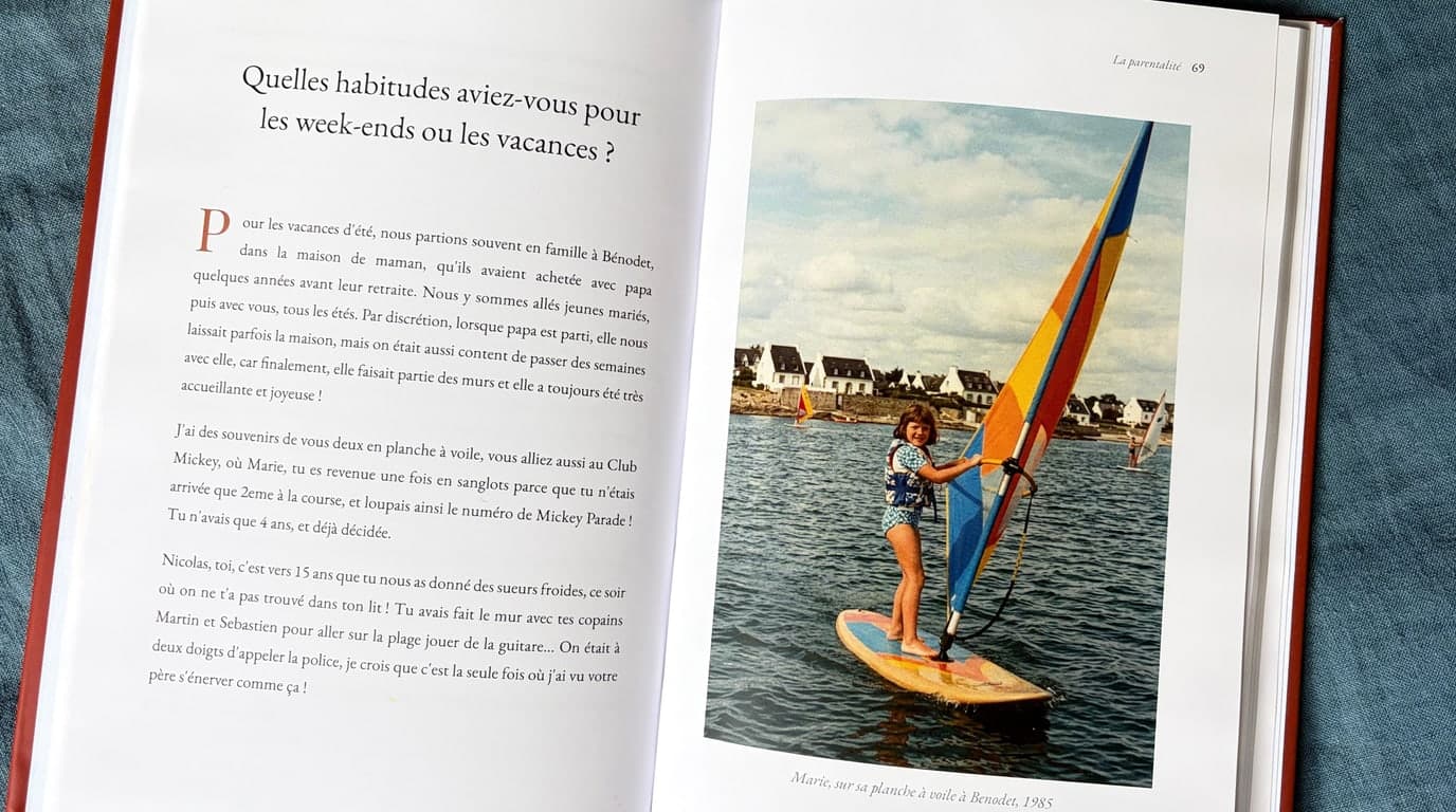 Livre ouvert sur une page d'écriture et une photo d'enfance